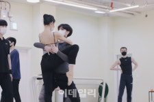 백조의 호수 오데트, 비정규직 노동자가 되다