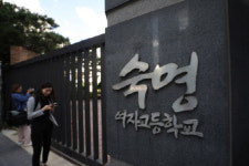 숙명여고 답안유출 쌍둥이, 취재진에 손가락 욕…항소심도 무혐의 주장