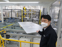 [르포]하루 2400장 모듈 ‘척척’…1세대 태양광 공장의 ‘변신’