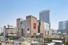 롯데 이어 신세계도 확진자 속출…백화점 코로나 비상