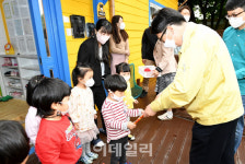 [포토]시청 어린이집 찾아 아이들 만난 최종환 파주시장