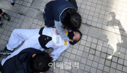 [포토]단식투쟁30일 맞은 김정남 공공운수노조 아시아나KO지부 전 지부장, 시위중 쓰러져