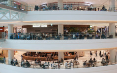 [포토]비오는 주말, 실내 쇼핑몰 찾은 시민들