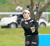 [포토]임은빈 타구를 살핀다