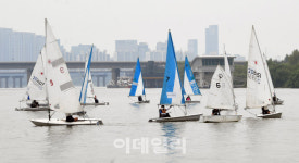 [포토]바람을 기다리는 요트 선수들