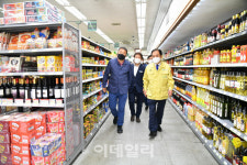 [포토]하나로마트 찾아 코로나19 방역 상황 점검하는 박윤국 포천시장