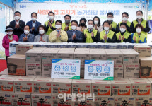 [포토] 이성희 농협회장, 장파1리에 생활용품 전달