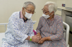 가족 보고 싶어 접종…요양병원서 두 손 맞잡은 가족들