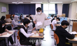 [포토]2022학년도 수능 첫 모의고사, 문제지 나눠주는 교사