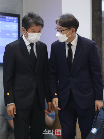 [포토]빈소 들어서기 앞서 관계자와 대화하는 정몽규 회장