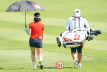 [포토]배소현 '콤비 캐디와 함께 출발'