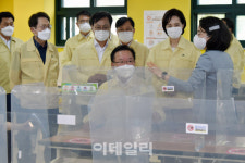 [포토]학교 급식실 방역상황 점검하는 김부겸 총리