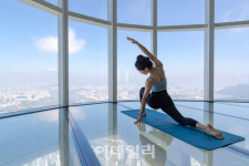 국내 가장 높은 곳에서 ‘최고의 아침’을…서울스카이, 요가클래스 오픈