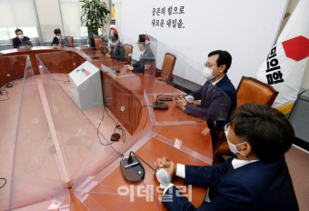 [포토]김부겸 국무총리 인사말 경청하는 이준석 대표