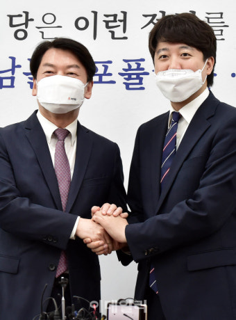 [포토]두 손 맞잡은 안철수-이준석