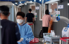 [포토]코로나19 신규 확진 429명, 이틀째 400명대…1차 접종 누적 1500만명 돌파