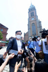 [포토]김동연 전 부총리, 무료급식 봉사위해 명동성당 찾아