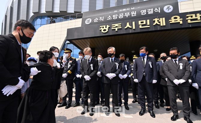 이재명, 무안공항 유가족 위로 손에 잡힌 마음으로 최선 다해 지원pledge