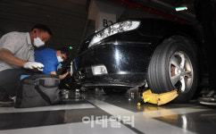 [포토] 지하주차장서 족쇄 채우는 38세금단속반