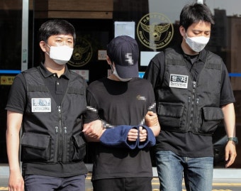 [밑줄 쫙!] ‘마포 감금살인’ 피의자들 검찰 송치... 질문엔 '묵묵부답'