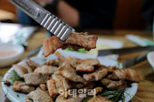 [강경록의 미식로드] ‘솔향’ 가득 품은 ‘돼지숯불구이’