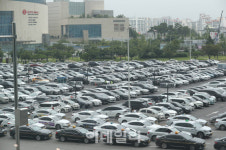 [포토]코로나19 신규 확진자 1316명 역대 최대, 김포공항 주차장은 만차