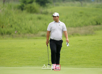 [포토] 그린 살피는 김주형