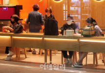 [포토] 거리두기 실시중인 페스트푸드 식당