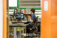 [포토]나홀로 교실에서 온라인 수업하는 선생님