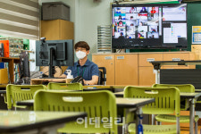 [포토]나홀로 교실에서 수업하는 선생님