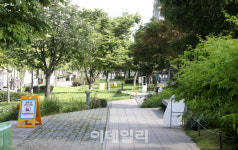 [포토]거리두기 수도권 4단계 격상 후 첫 주말…발길 줄어든 도심 공원