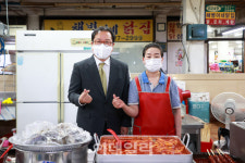 [포토]오남읍 진주아파트 떡볶이천사 찾은 조광한 남양주시장