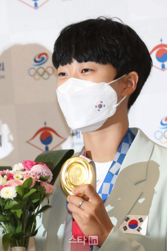 [포토]금메달 들어올리는 '양궁 3관왕' 안산