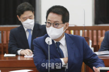[포토]국회 정보위원회 전체회의 준비하는 박지원 국정원장