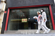 [포토]거리두기 또 연장, 비어가는 도심 상점들