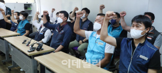 [포토]구호 외치는 양경수 위원장과 민주노동조합총연맹 관계자들