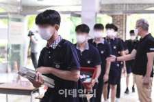 [포토]2학기 개학에 학생들로 북적이는 등굣길