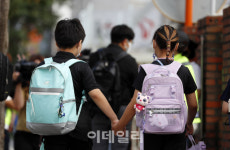 [포토]남매의 등교