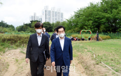 [포토]아름다운 의정부 위해 최선…부용시민정원 찾은 안병용 시장