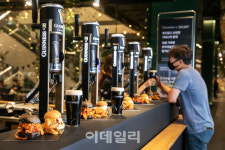 [포토]기네스X로우앤슬로우, '더현대 서울에 팝업스토어 오픈'