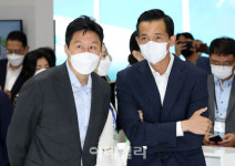 [포토]이야기 나누는 정기선 현대중공업그룹 부사장-김동관 한화솔루션 사장