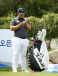 [포토] 볼에 마킹하는 김주형