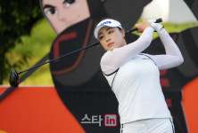 [포토]OK세리키즈 윤이나 '선두로 올라가보자'