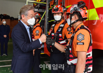 [포토]'소방관 격려하는 이재명'