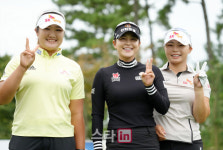 [포토]유해란,김지현,김지영 '챔피언조의 즐거운 브이'