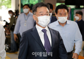 [포토]경찰, 화천대유 김만배 소환 조사