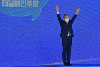 文대통령 “이재명 후보 지명 축하…경선절차 원만 진행돼 기뻐”