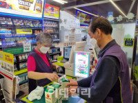 [르포]미국인 사위가 먼저 알아봐 줬어요..오징어게임 속 편의점 북새통