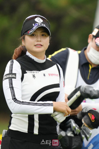 [포토]최혜진 '혼자 인사는 쑥쓰러워'