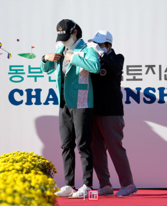 [포토]이정민 '우승 재킷 잘 어울린다'